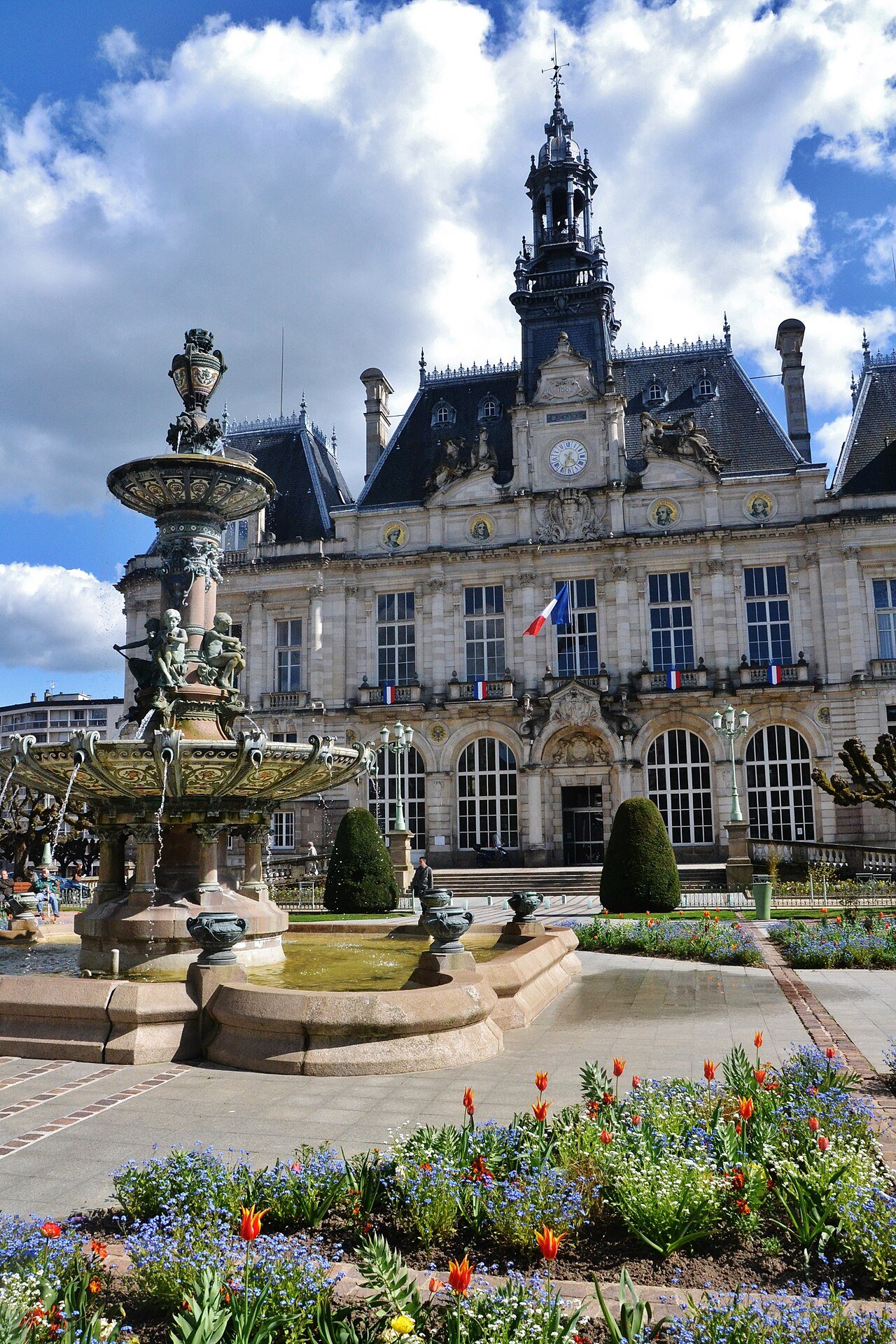 Fachada de la alcaldía de Limoges con la fuente de porcelana delante, en 2013