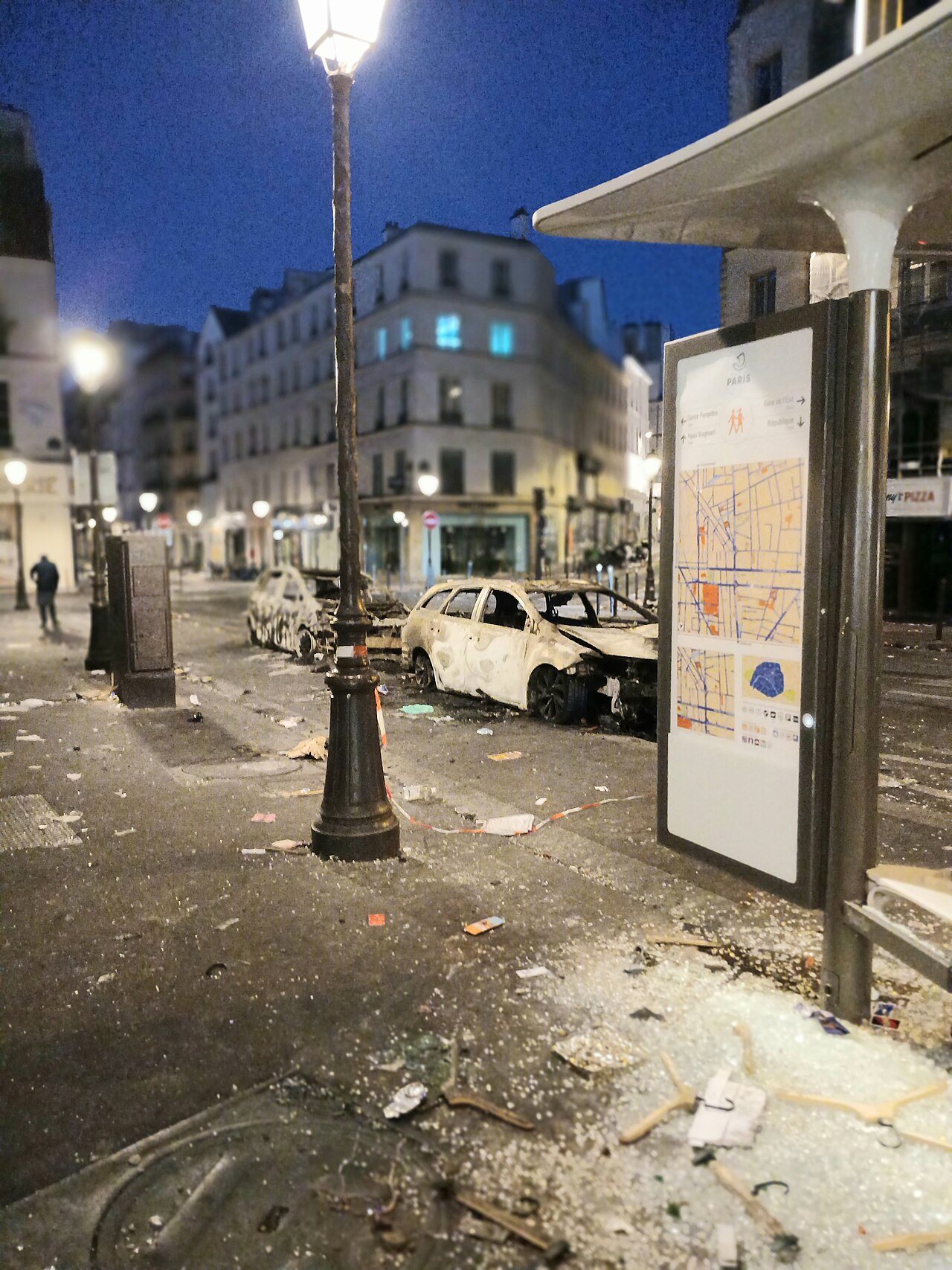 Autos quemados y vidrios rotos en la calle Saint-Denis de París al amanecer