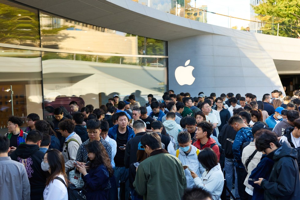 Clientes hacen fila frente a la tienda de Apple de Jing’an, en Shanghái.