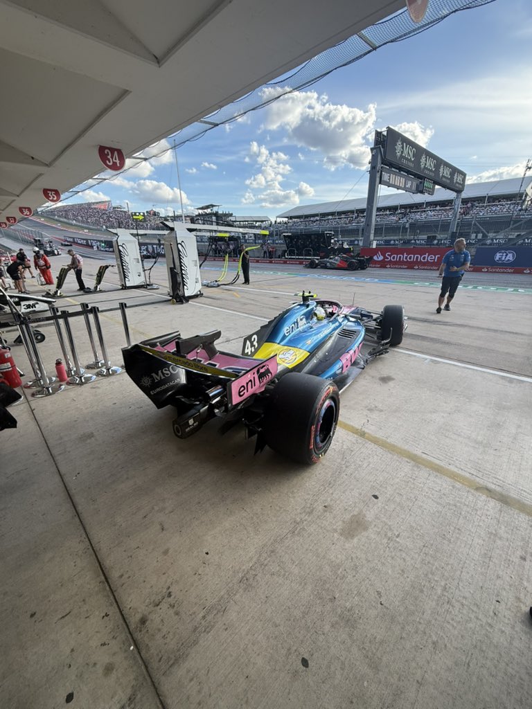 El Alpine número 43 de Franco Colapinto sale de los boxes del Circuito de las Américas hacia la pista, con las tribunas llenas al fondo.