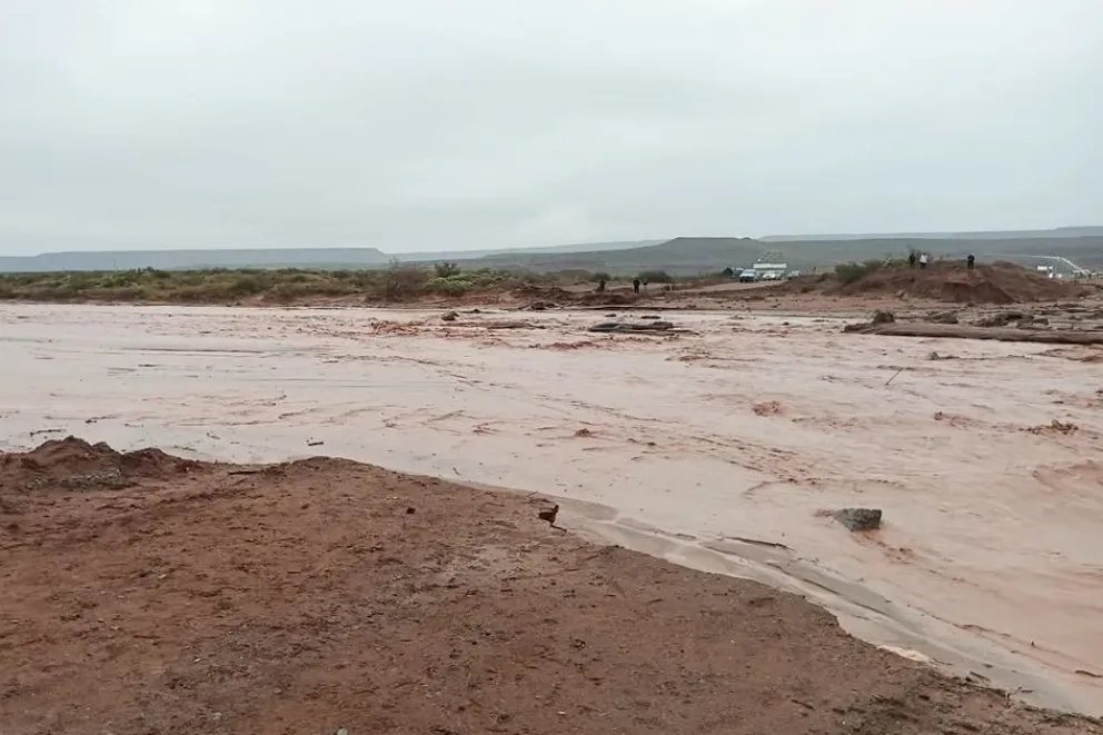 Corte de tránsito en la ruta provincial 5 por la crecida del arroyo Carranza