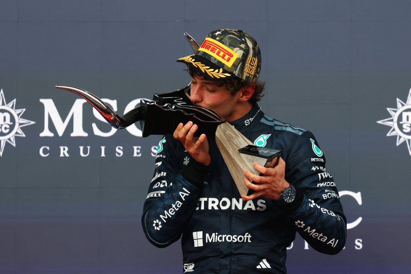 Kimi Antonelli besa el trofeo de ganador en el podio del Gran Premio de Estados Unidos, en Austin.