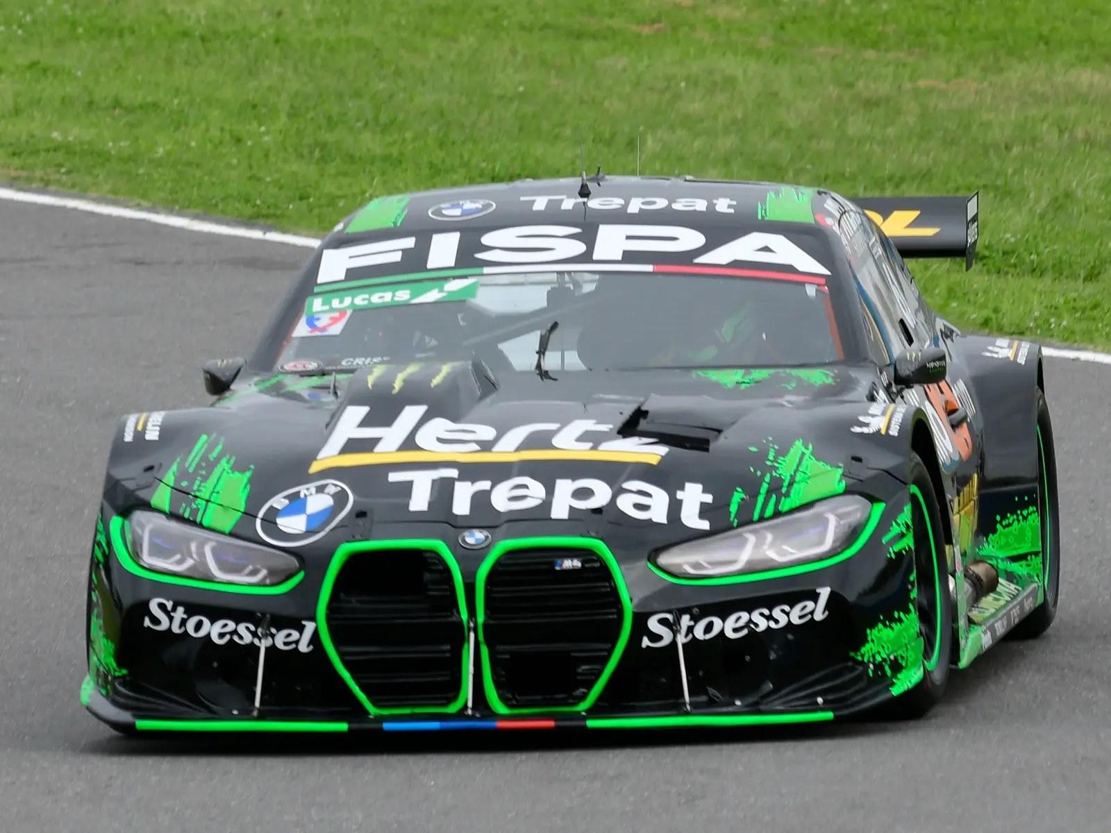 El BMW verde y negro de Julián Santero en una curva del autódromo de Rosario