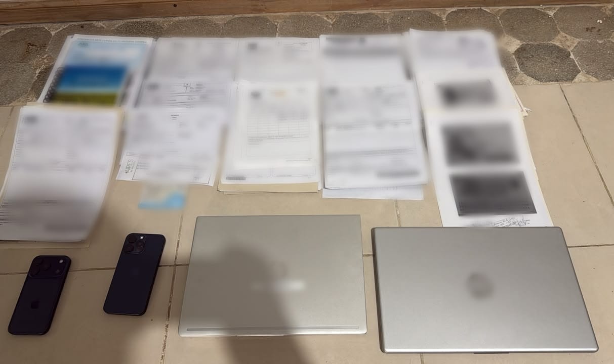 Teléfonos, dos notebooks y documentación secuestrados, con los papeles difuminados