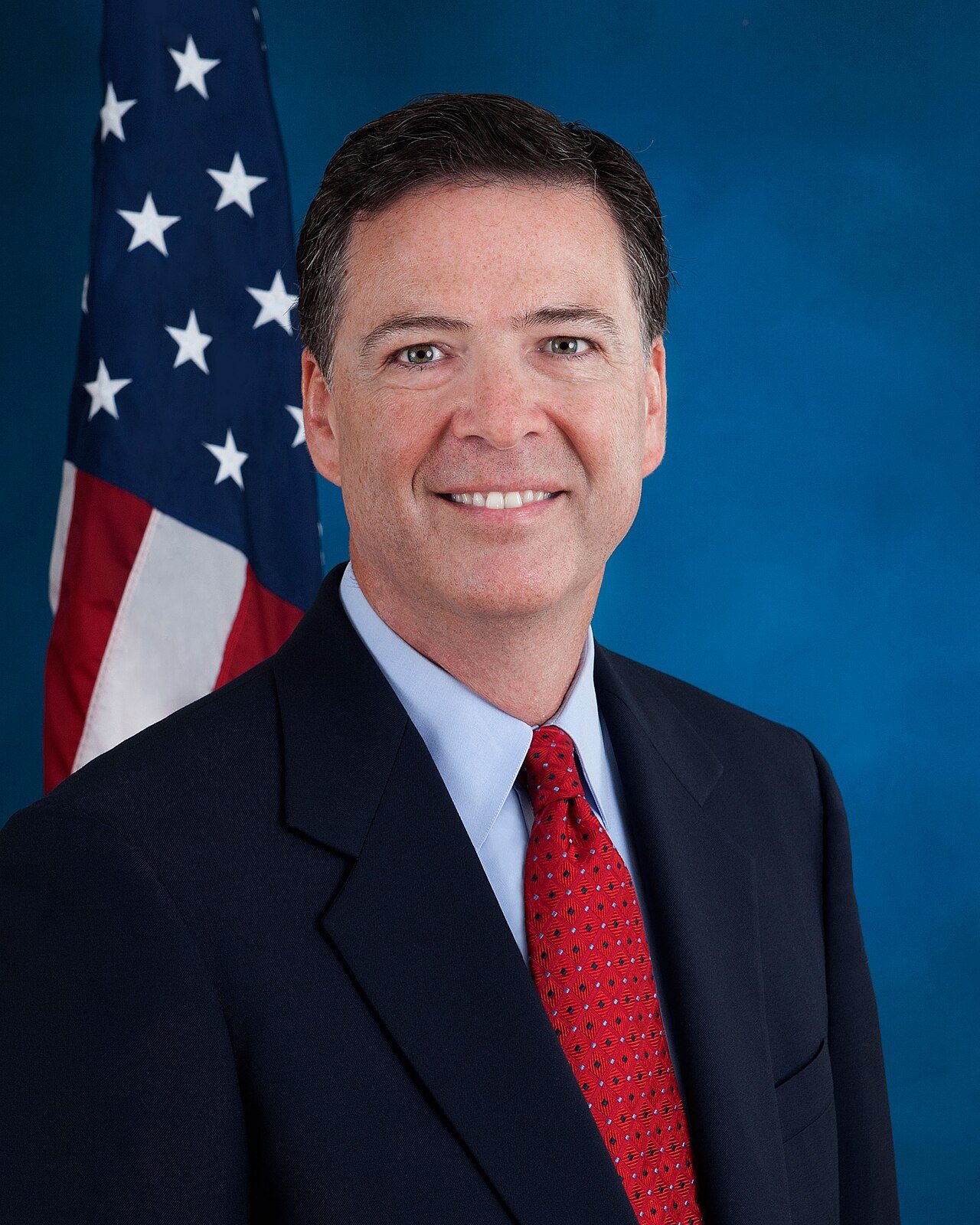 Retrato oficial de James Comey como director del FBI
