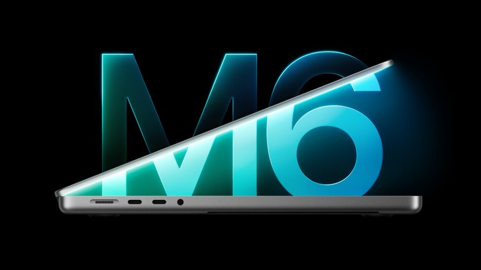 MacBook Pro de 14 pulgadas entreabierta delante de la sigla M6