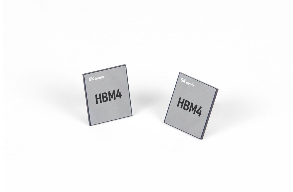 Dos chips de memoria HBM4 de SK hynix sobre fondo blanco