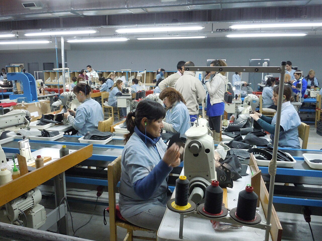 Trabajadoras en una línea de producción de zapatillas en Las Flores, provincia de Buenos Aires, en 2011