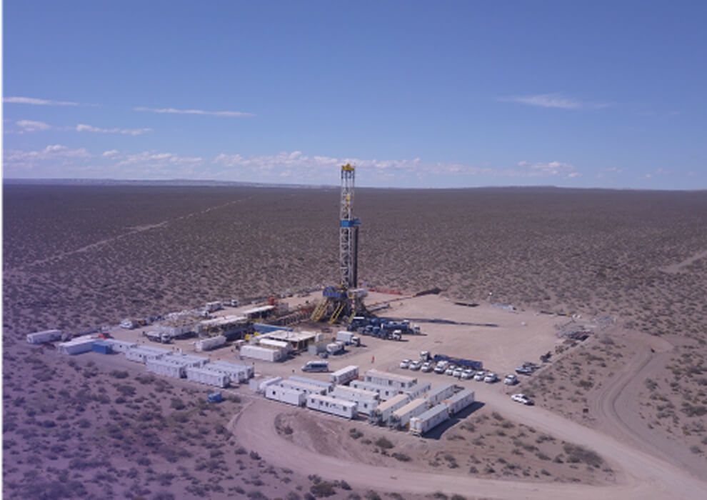 Vista aérea de un equipo de perforación y su campamento en la meseta neuquina, en el área Bajada del Palo