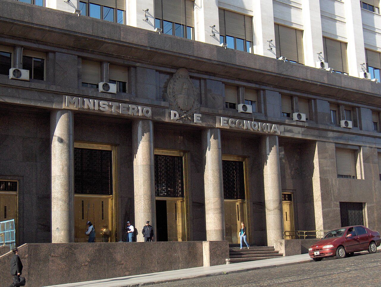 Fachada del Palacio de Hacienda, sede del Ministerio de Economía, en Buenos Aires