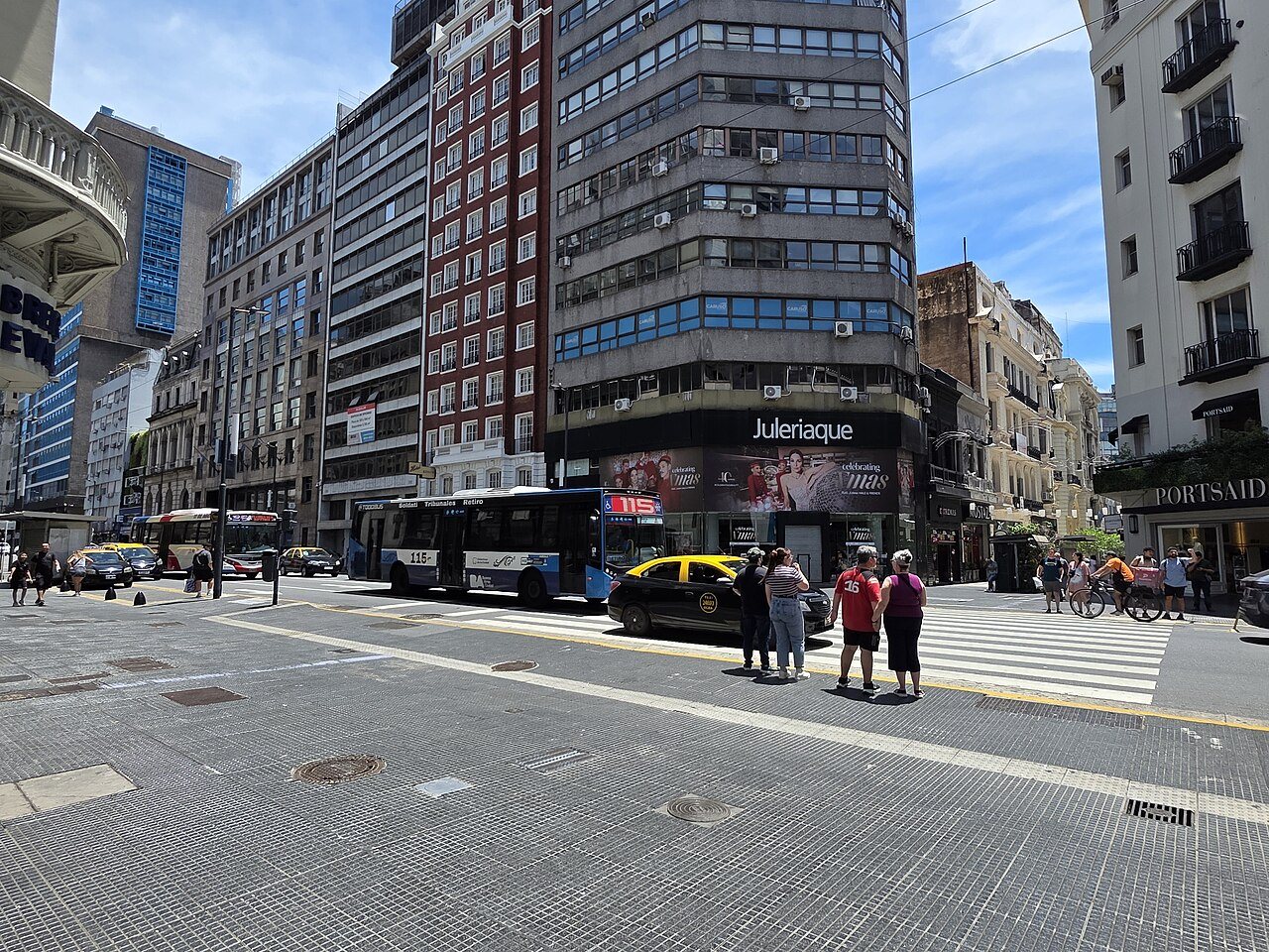 Peatones y locales comerciales en la calle Florida, en el centro de Buenos Aires