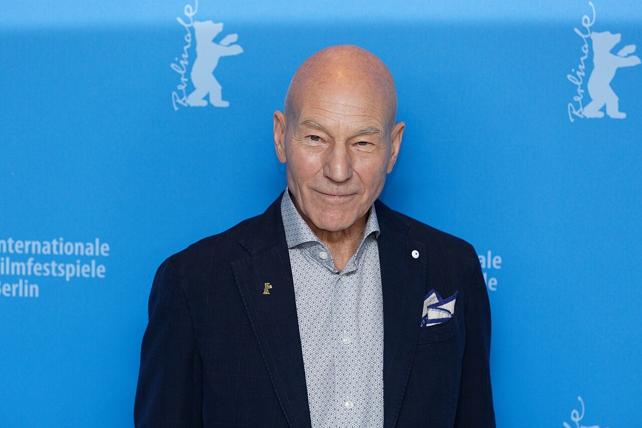 Patrick Stewart sonríe ante los fotógrafos en la presentación de Logan en el Festival de Berlín