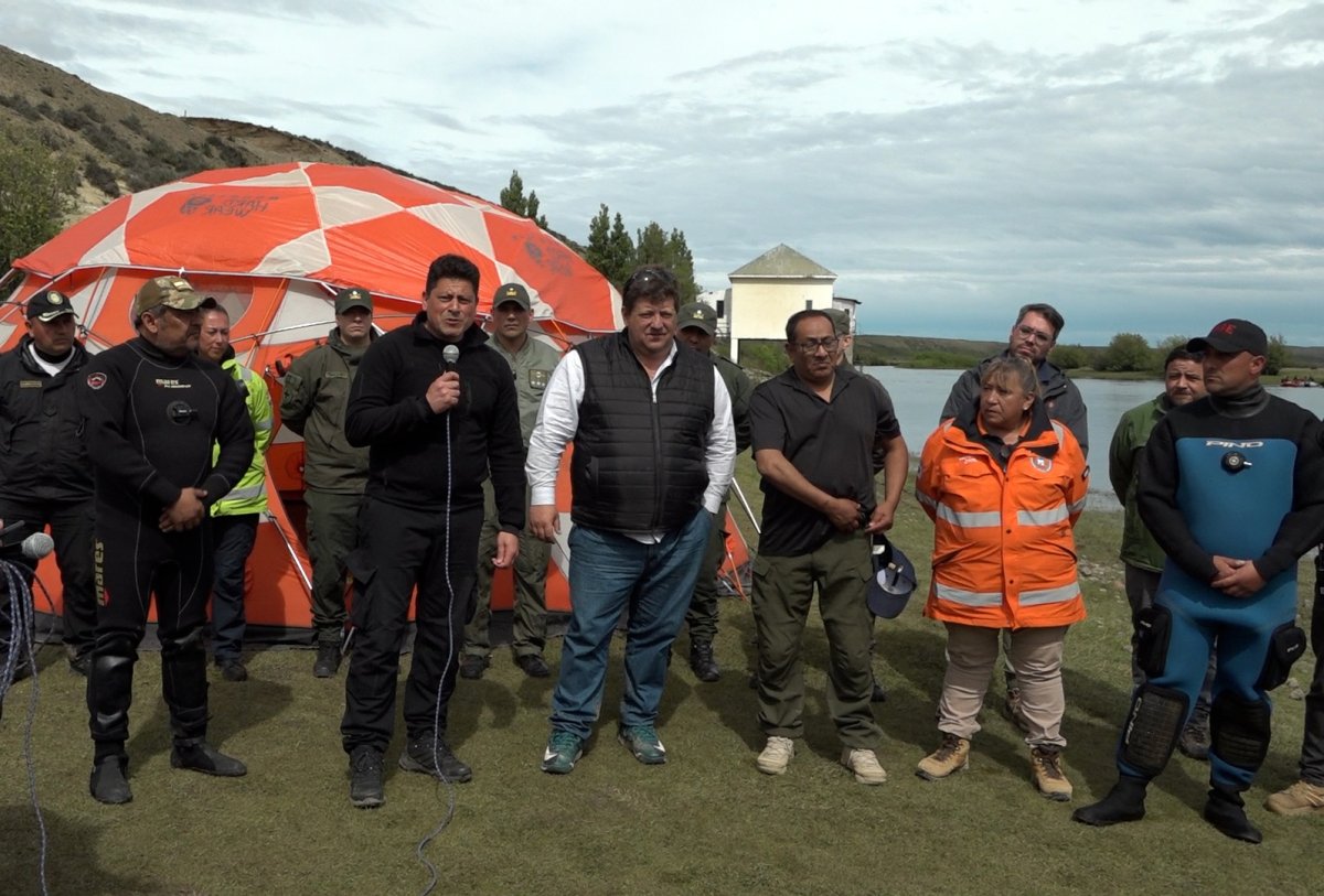 Funcionarios provinciales y jefes de los equipos de búsqueda en una conferencia de prensa al aire libre en Palermo Aike