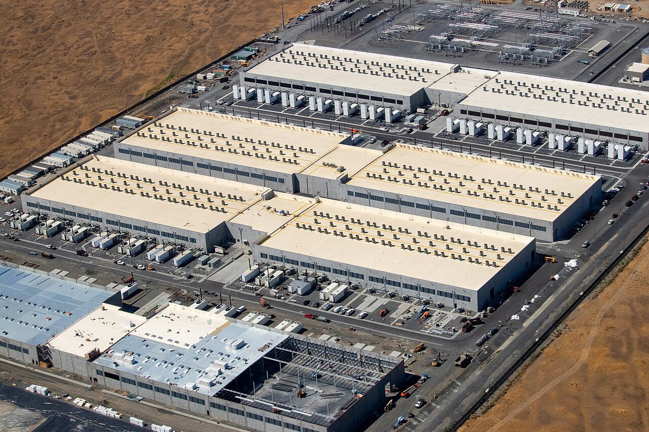 Tres edificios de centros de datos de AWS y un cuarto en construcción, en una zona rural de Oregón