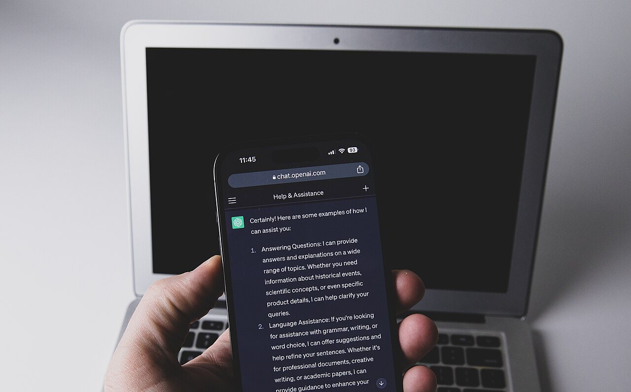 Un teléfono celular con la aplicación de ChatGPT abierta en la pantalla