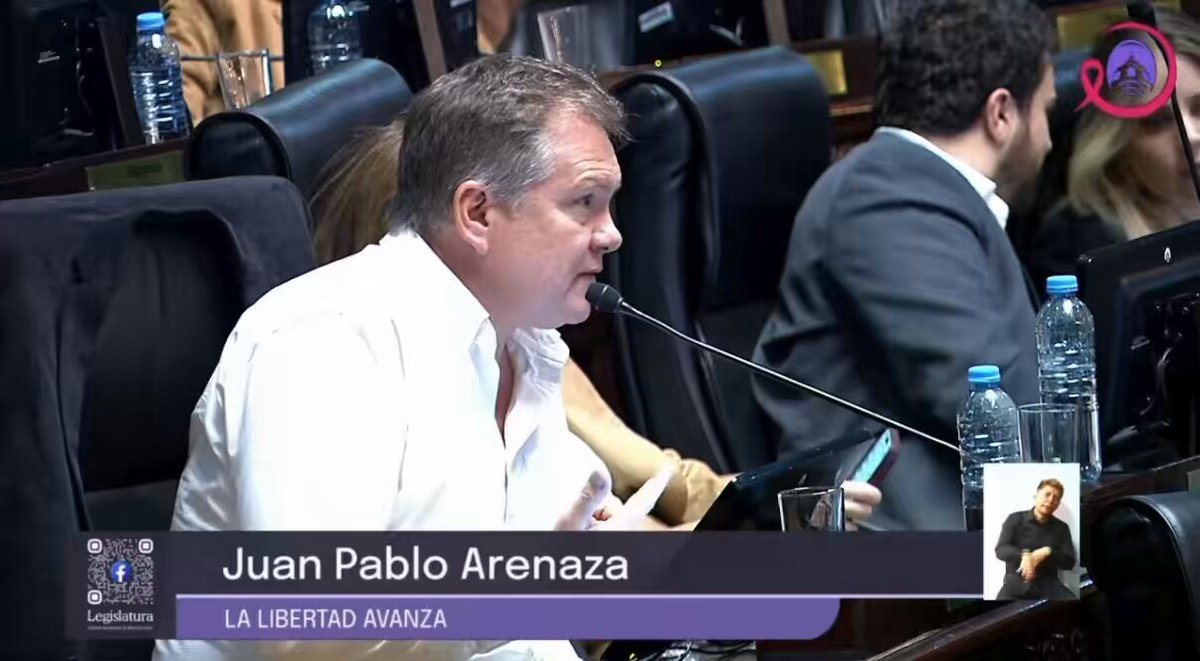 El legislador Juan Pablo Arenaza habla en su banca del recinto de la Legislatura porteña