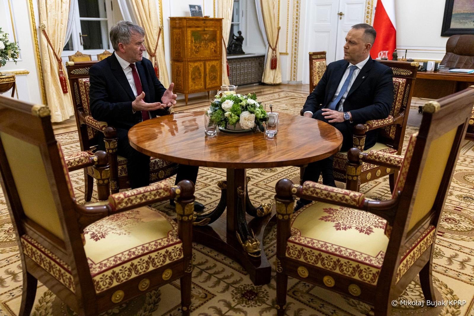 Karol Nawrocki, a la derecha, conversa con Zbigniew Kapiński en una mesa redonda de un salón del Palacio Presidencial de Varsovia