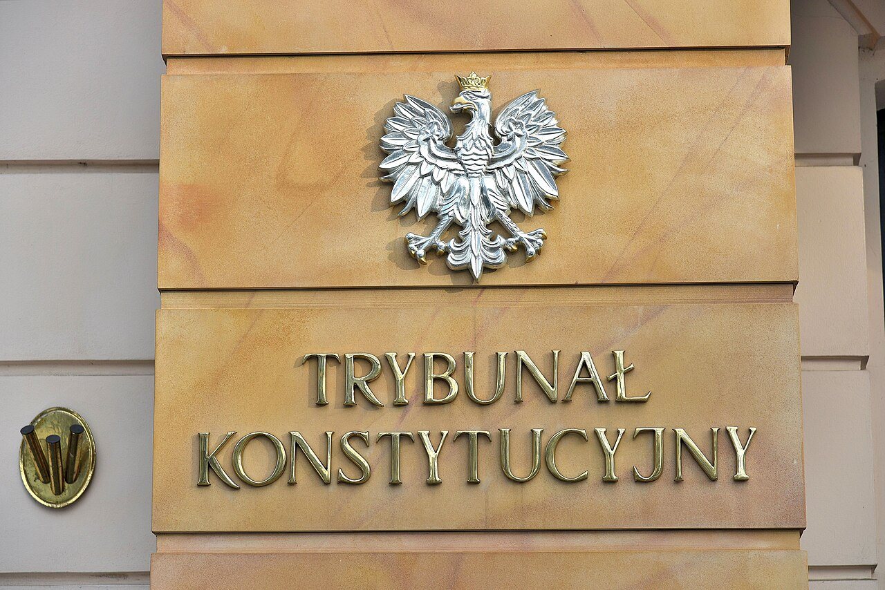 Entrada del edificio del Tribunal Constitucional de Polonia, en la avenida Szucha de Varsovia