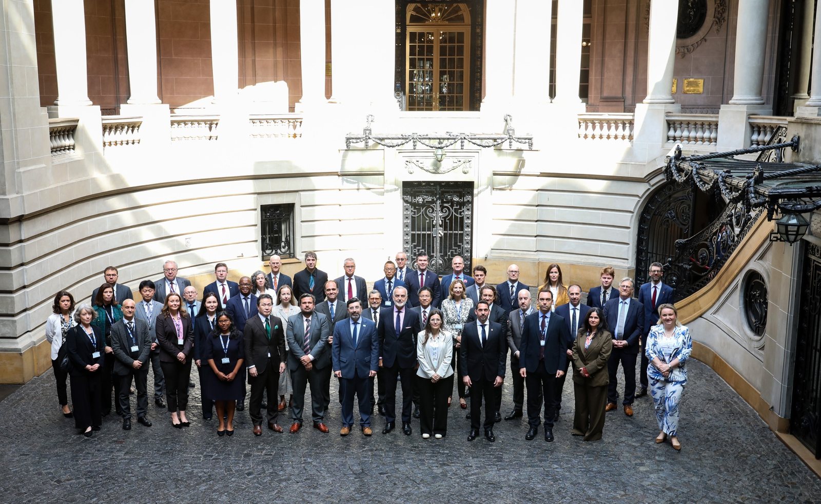 Foto grupal de las delegaciones del Grupo de Proveedores Nucleares en el patio del Palacio San Martín