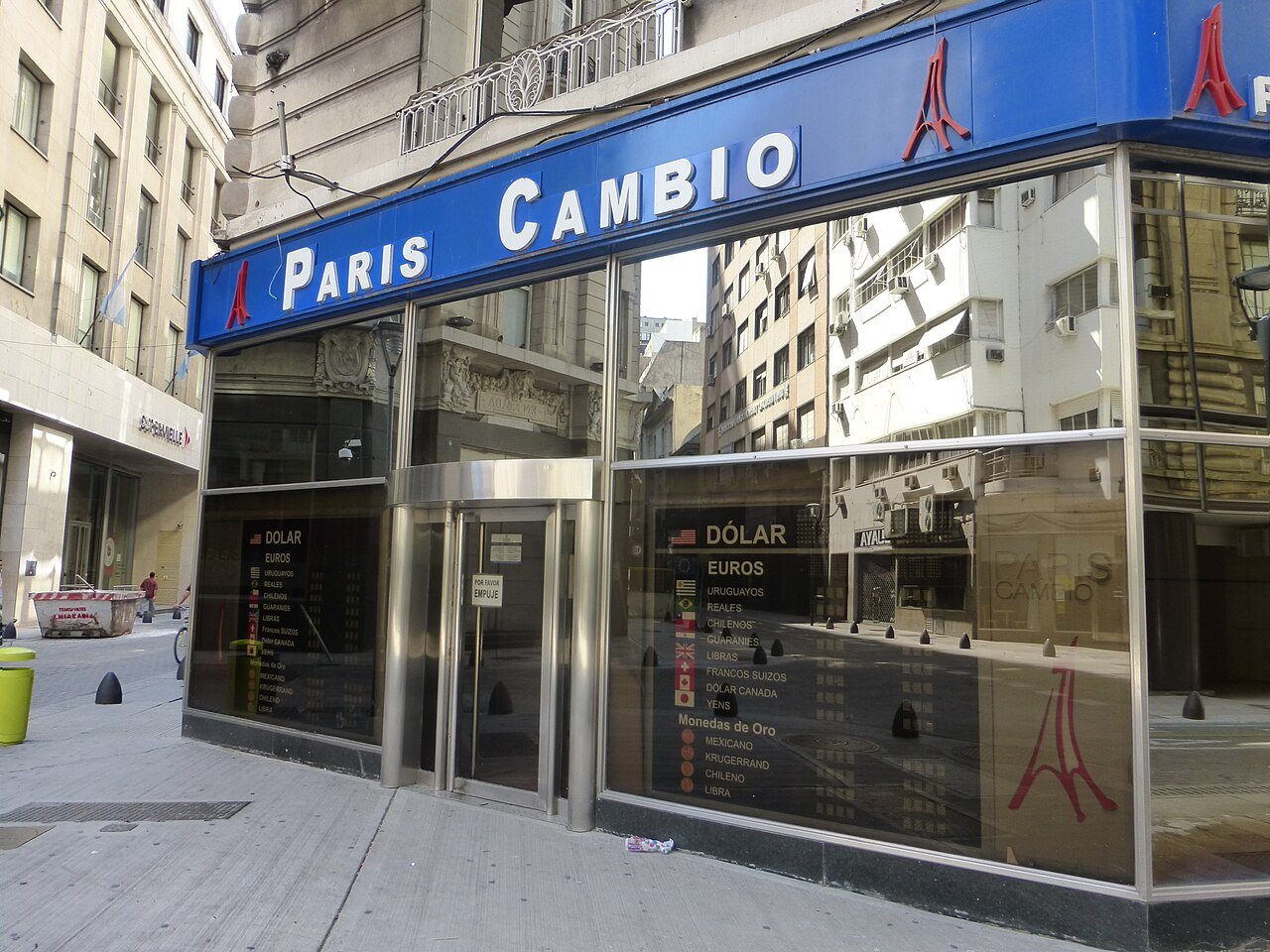 Fachada de una casa de cambio en la esquina de Sarmiento y Reconquista, en el centro porteño